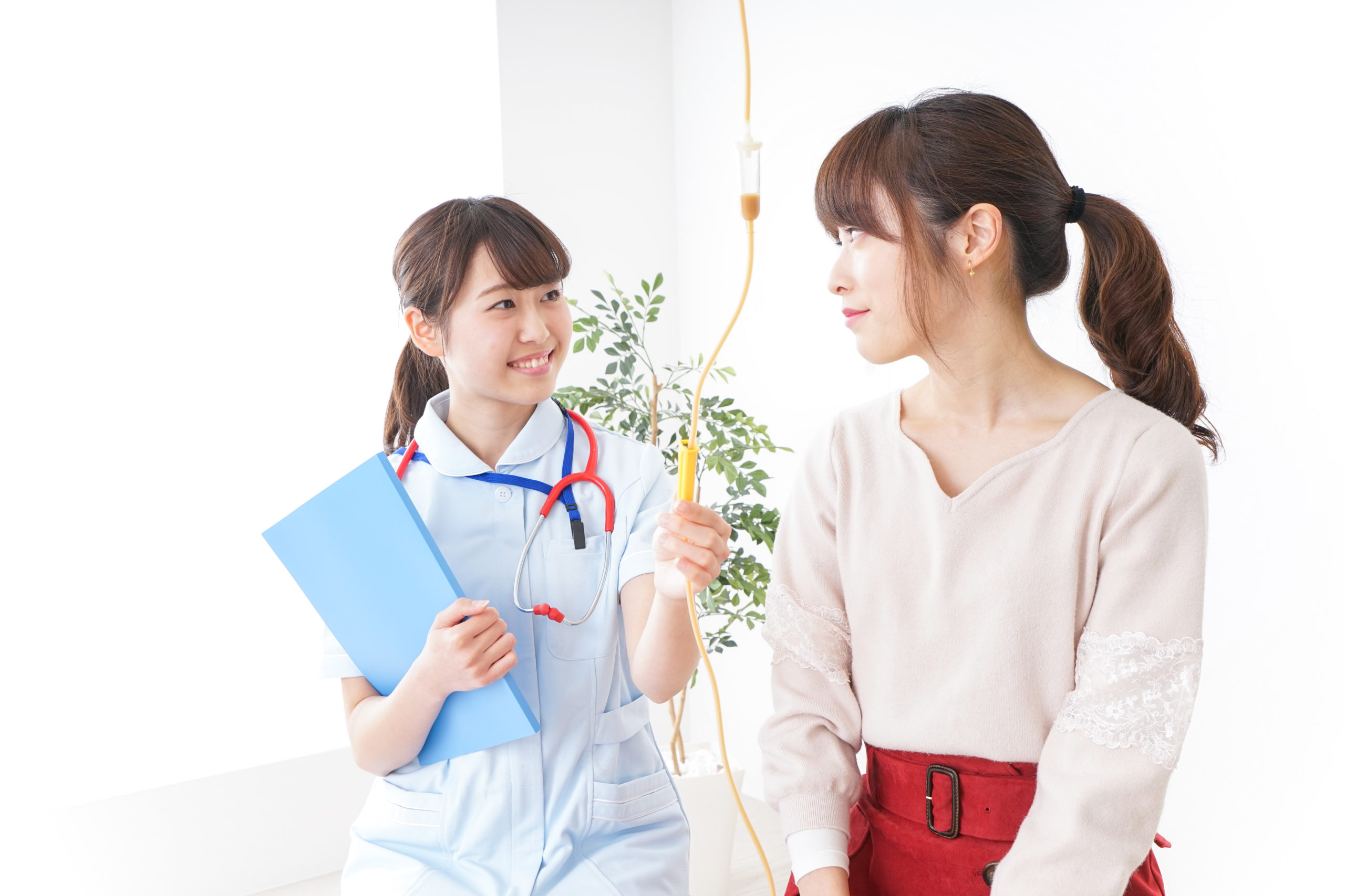 美容点滴を受ける女性 - SUHADA CLINIC きじま皮フ科宝塚南口Annex 美容点滴を受ける女性